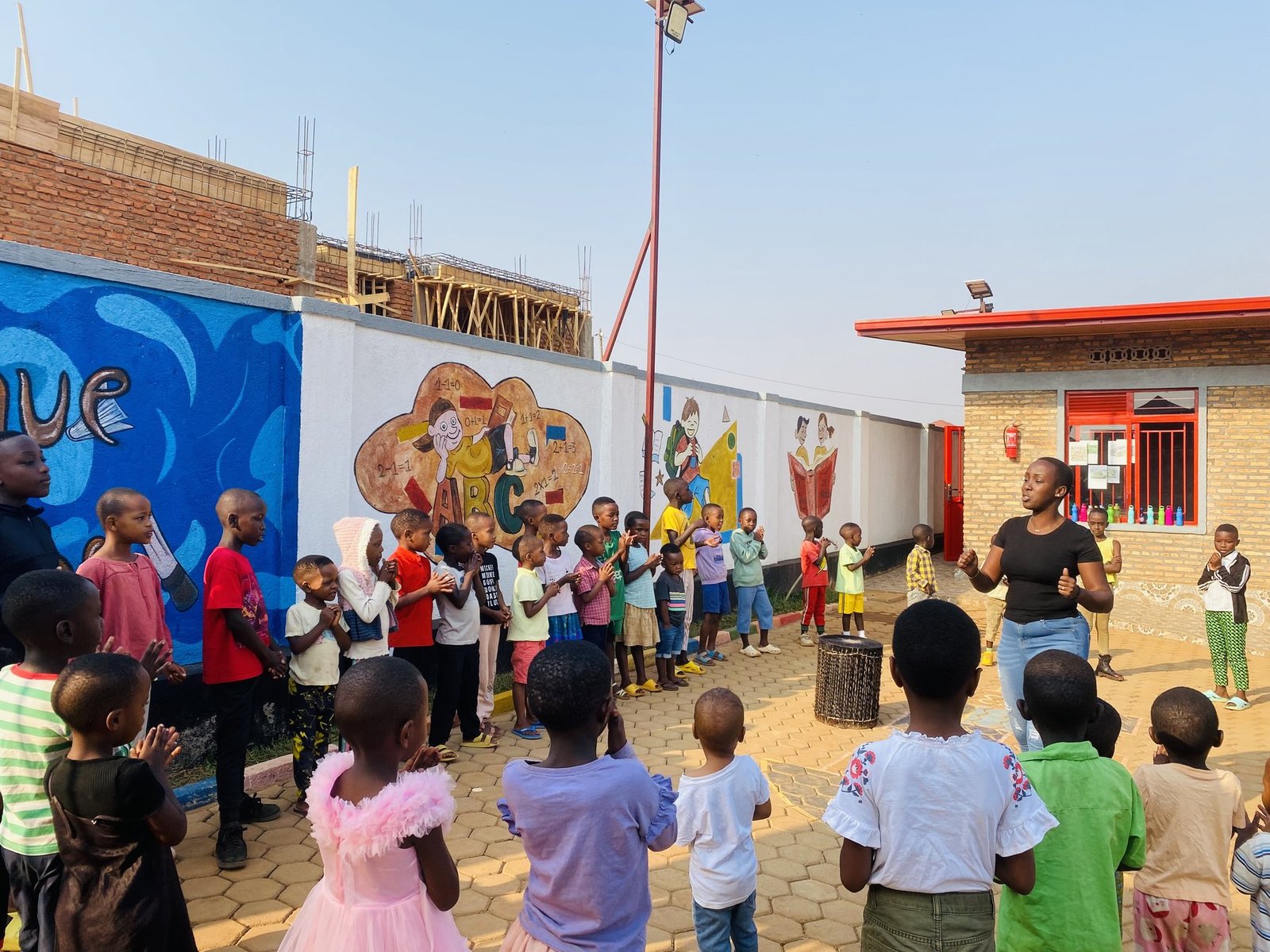 Les enfants et une enseignante pendant une séance de danse au camp de vacances