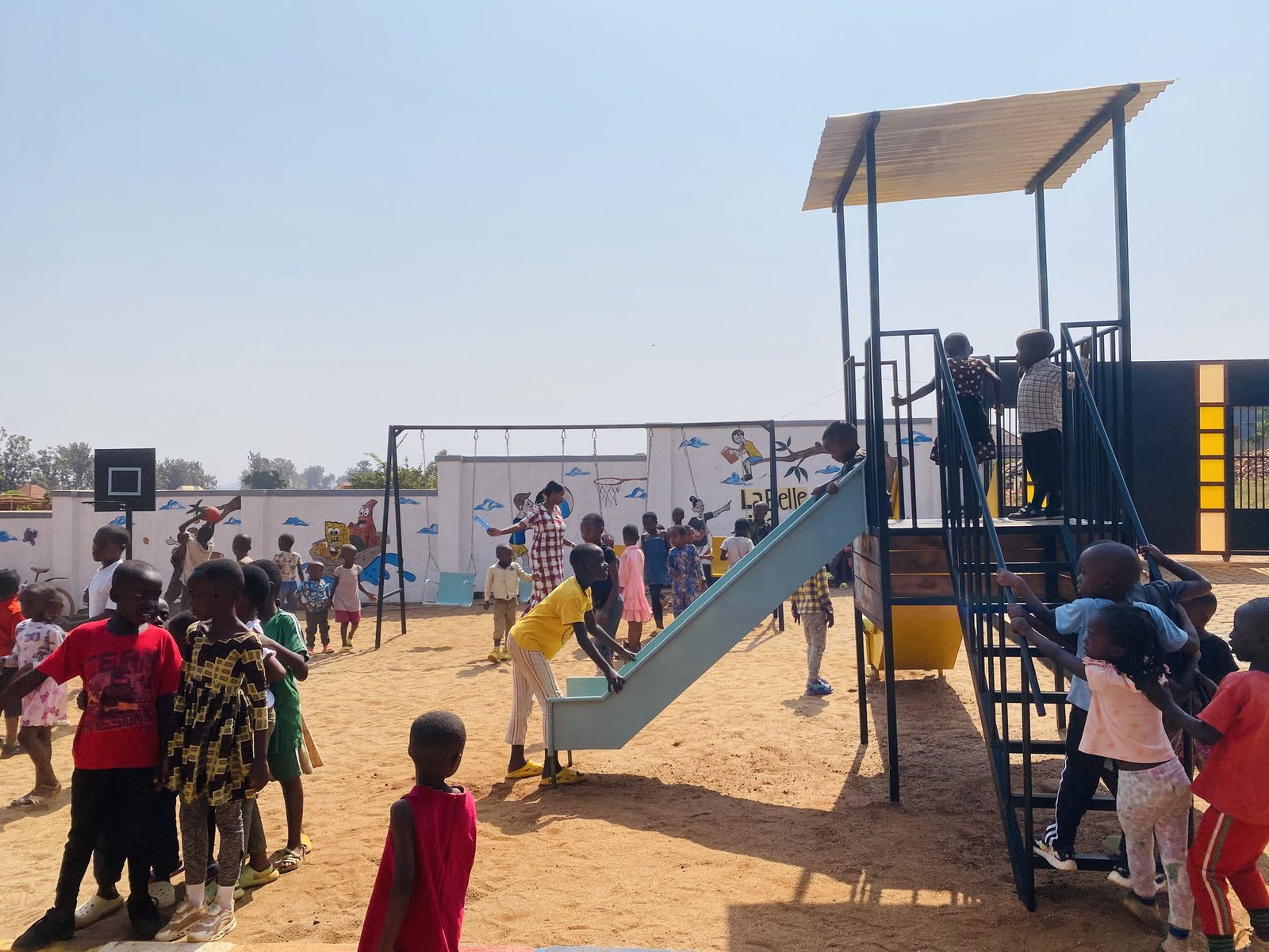 Les enfants jouent dans la cour de l'école