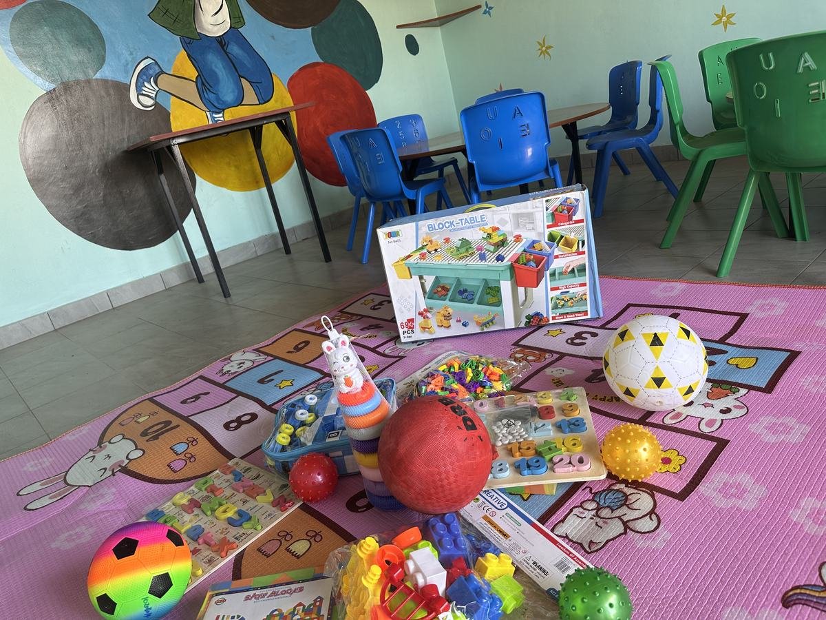 Blocs, ballons et puzzles de lettres sur un tapis de jeu